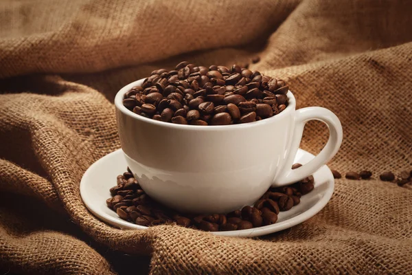 Cangkir diisi dengan biji kopi — Stok Foto
