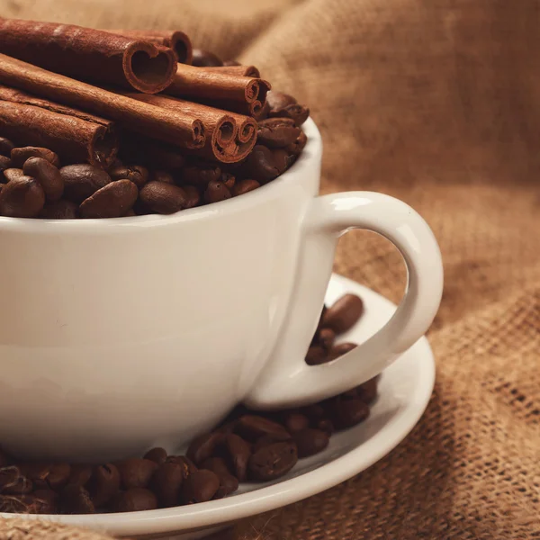 Cangkir diisi dengan biji kopi — Stok Foto