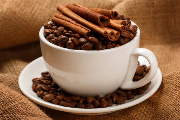 Copo cheio de grãos de café — Fotografia de Stock