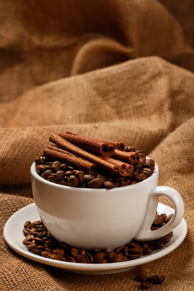 Tasse gefüllt mit Kaffeebohnen — Stockfoto