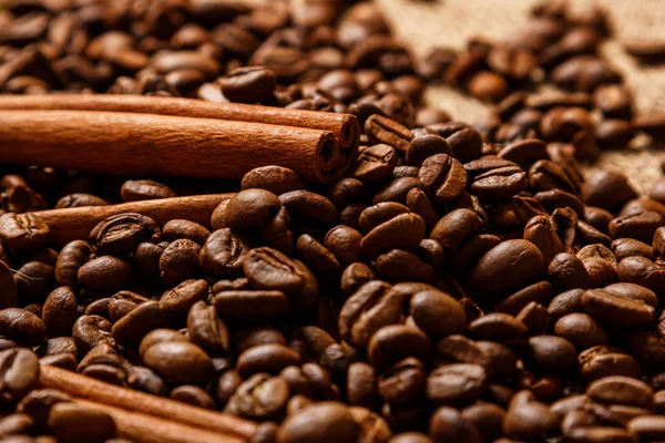 シナモンスティックとコーヒー豆 — ストック写真