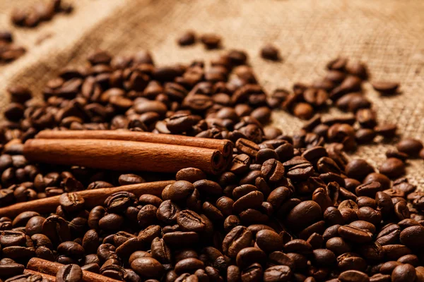 Paluszki cynamonowe i ziarna kawy — Zdjęcie stockowe