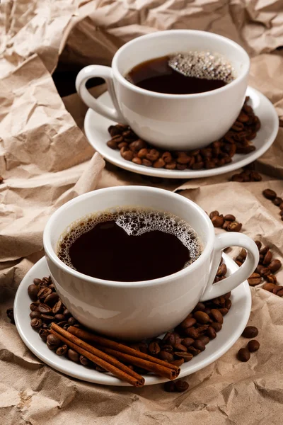Tazas de café sobre papel arrugado — Foto de Stock