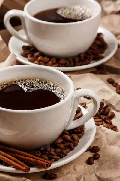 Tazas de café sobre papel arrugado — Foto de Stock