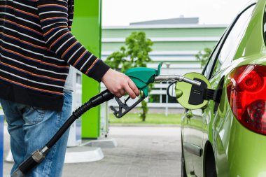 Araba gaz istasyonu