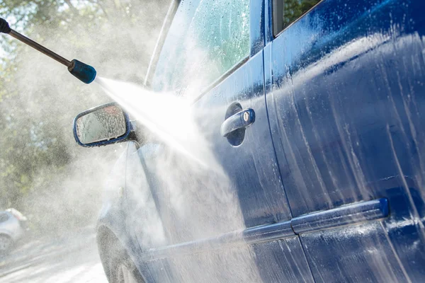 Coche azul en un lavado de coches — Foto de Stock