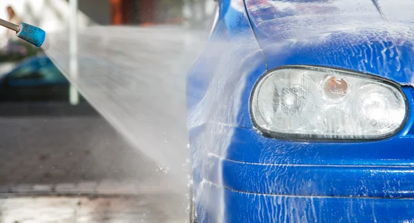 Μπλε αυτοκίνητο σε ένα πλυντήριο αυτοκινήτων — Φωτογραφία Αρχείου
