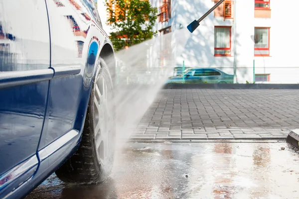 Coche azul en un lavado de coches —  Fotos de Stock