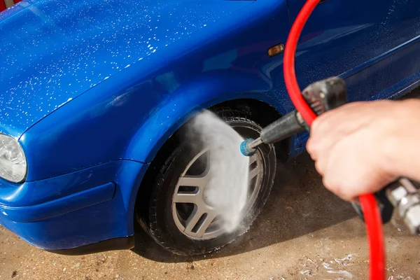 Niebieski samochód w myjni — Zdjęcie stockowe