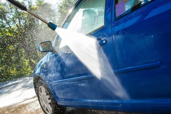 Coche azul en un lavado de coches —  Fotos de Stock