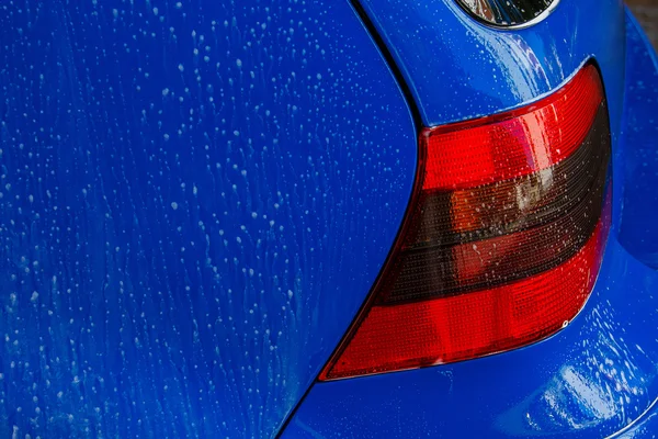 Coche azul en un lavado de coches — Foto de Stock