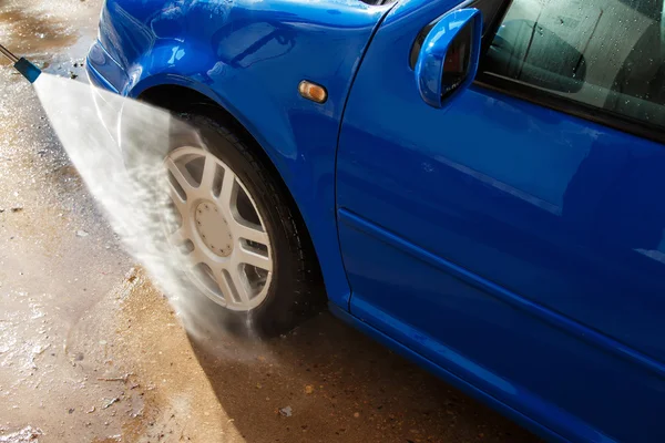 Coche azul en un lavado de coches —  Fotos de Stock