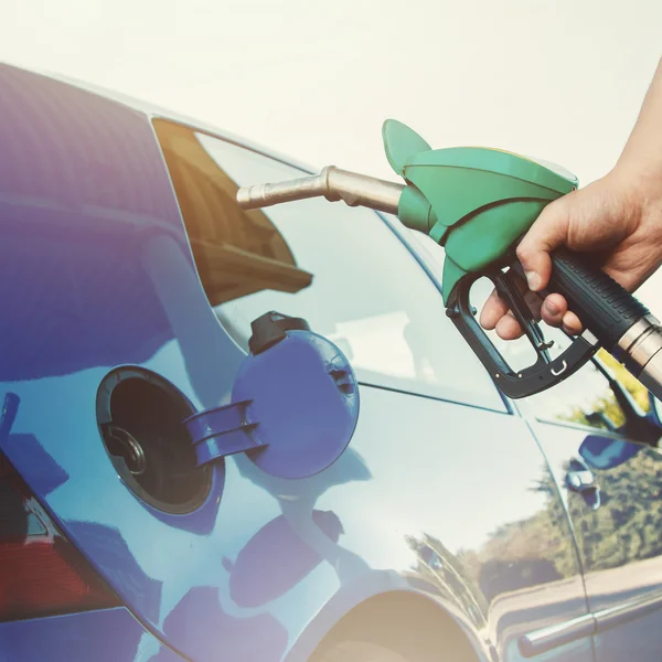 El hombre repostar su coche — Foto de Stock