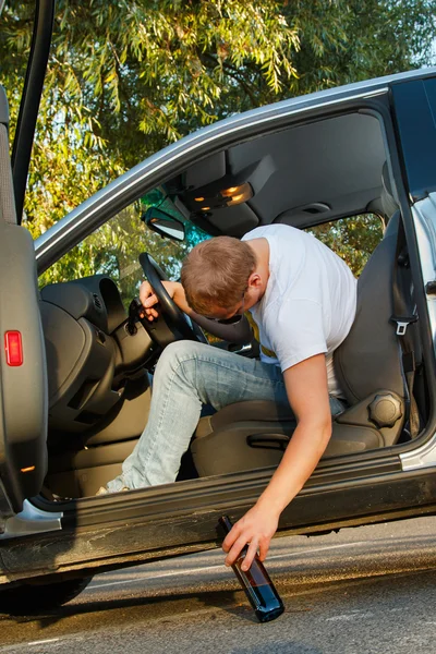 Drunk guy in the car — Stock Photo, Image