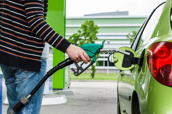 Auto an Tankstelle — Stockfoto