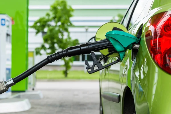 Coche en gasolinera —  Fotos de Stock