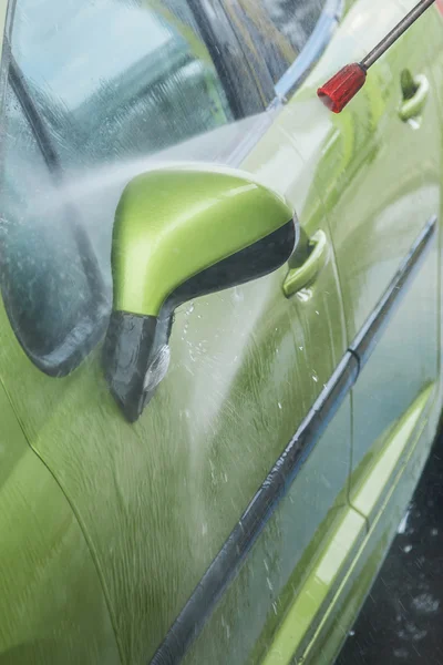 Samochód w myjni samochodowej — Zdjęcie stockowe