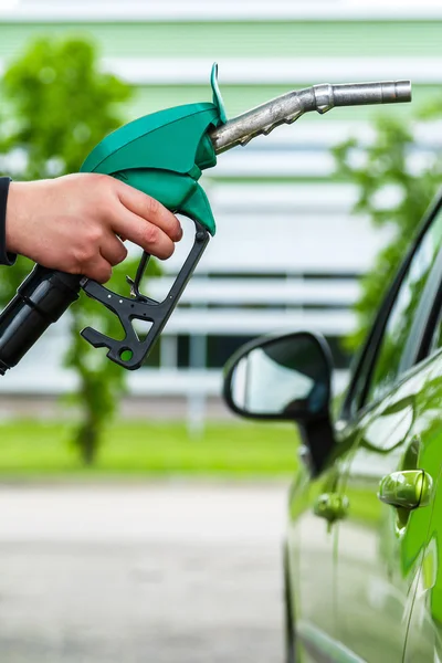 Homem enche seu carro com uma gasolina — Fotografia de Stock