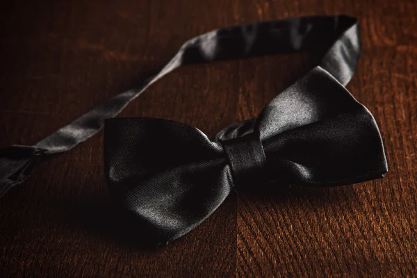 Лучкова краватка на дерев'яному столі — стокове фото