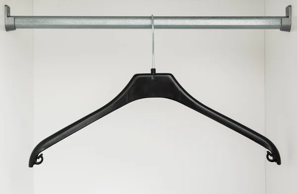 Plastikbügel im Kleiderschrank — Stockfoto
