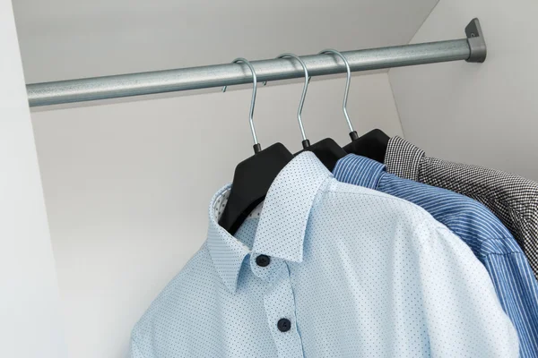Olika skjortor i garderoben — Stockfoto