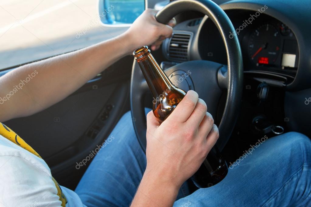 нетрезвый. пьяный водитель. алкоголь и автомобиль. пьяный за рулем. нетрезвый.