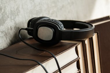 Eski kitaplar ve siyah kulaklık