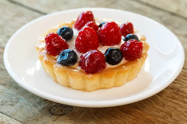 Delicious cake with berries — Stock Photo, Image