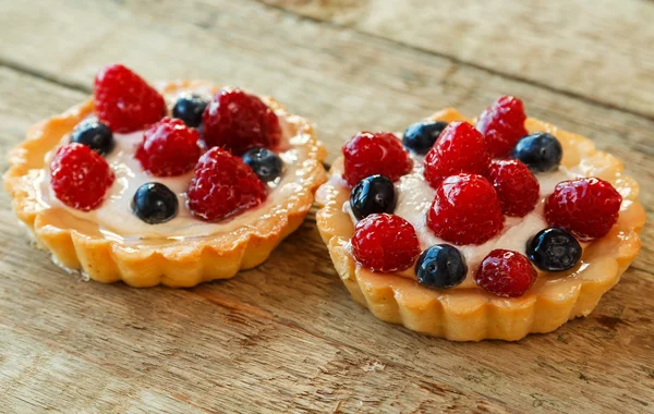 Sweet cakes with berries — Stock Photo, Image