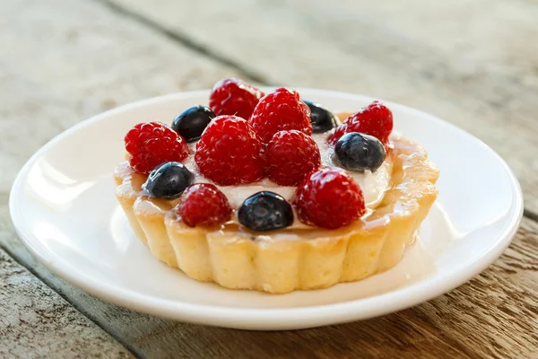 Delicious cake with berries — Stock Photo, Image