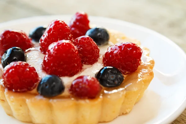 Delicious cake with berries — Stock Photo, Image