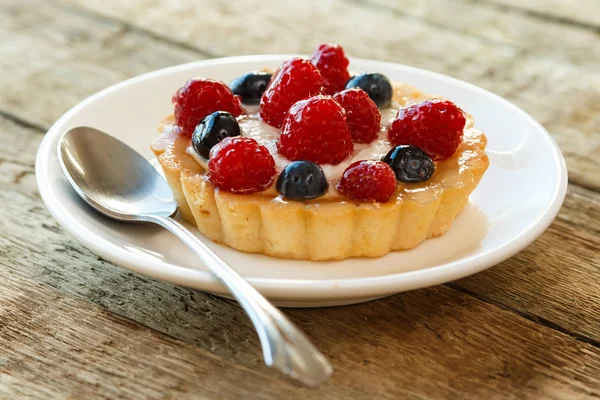 Delicious cake with berries — Stock Photo, Image