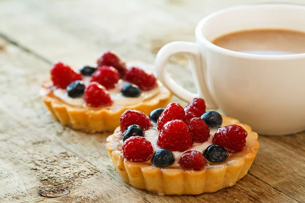 Tazza di caffè e dolci con bacche — Foto Stock