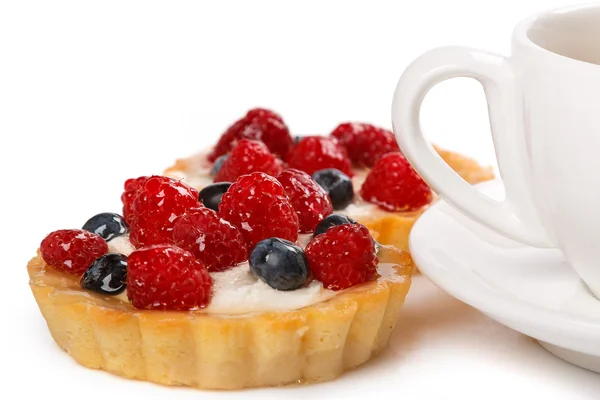 Tasse Kaffee und süße Kuchen mit Beeren — Stockfoto