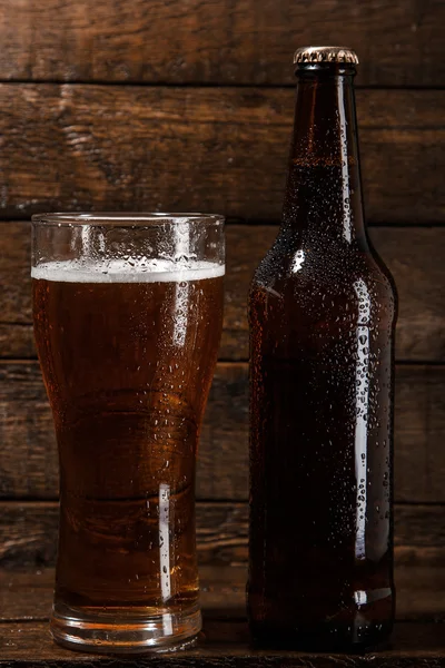 Fles en glas bier — Stockfoto