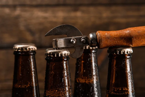 Flessen met bier en vintage opener — Stockfoto