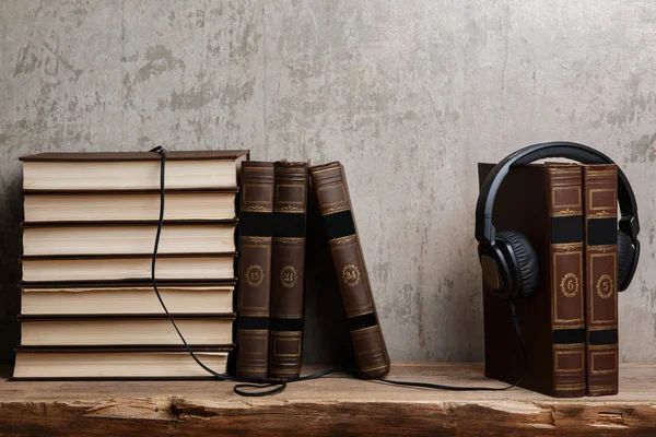 Libros antiguos y auriculares negros —  Fotos de Stock