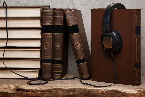 Libros antiguos y auriculares negros —  Fotos de Stock