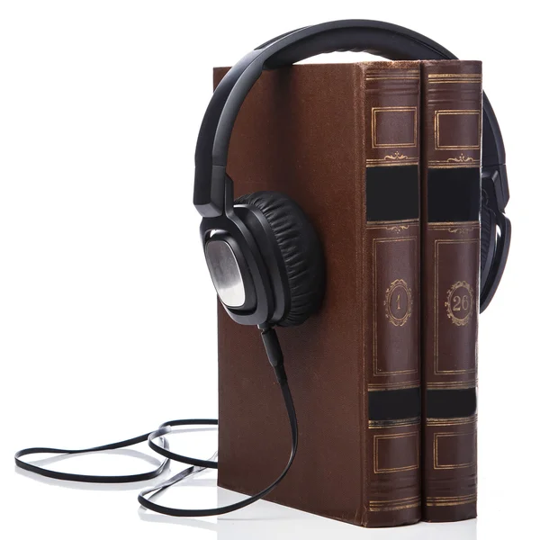 Старі книги та чорні навушники — стокове фото