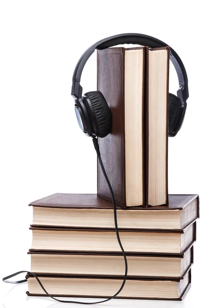 Stare książki i czarny słuchawki — Zdjęcie stockowe