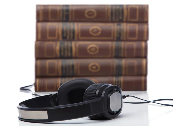 Oude boeken en zwarte hoofdtelefoon — Stockfoto