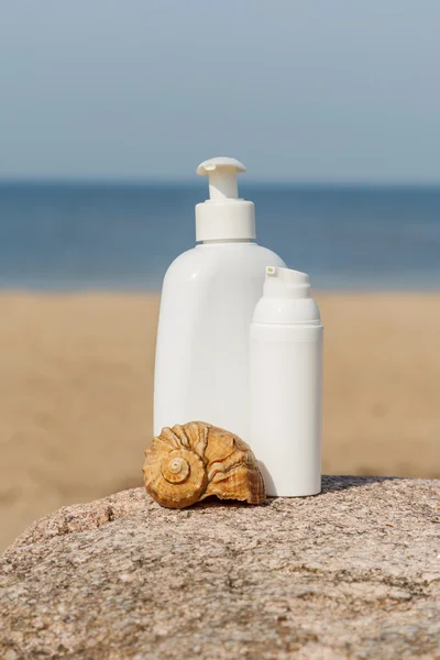 Botellas blancas de cosméticos — Foto de Stock