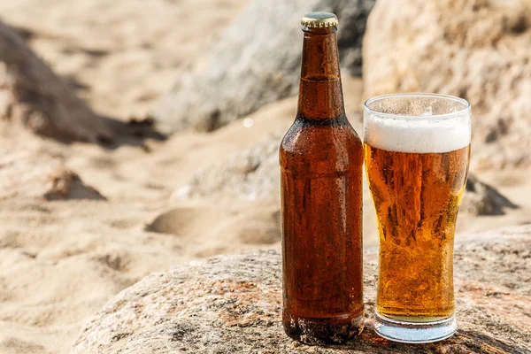 Koud biertje op het strand — Stockfoto