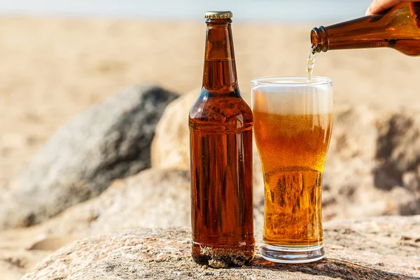 Koud biertje op het strand — Stockfoto