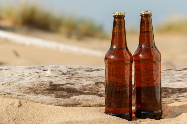 Koud biertje op het strand — Stockfoto