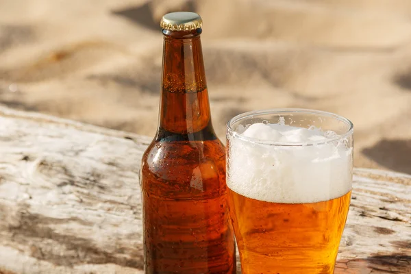 Koud biertje op het strand — Stockfoto