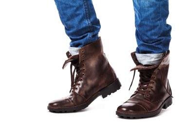 Erkek kot pantolon ve deri çizme bacaklarda