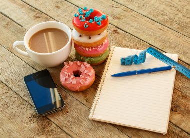Renkli donut ve not defteri