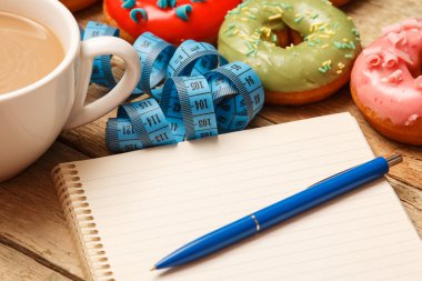 Renkli donut ve not defteri