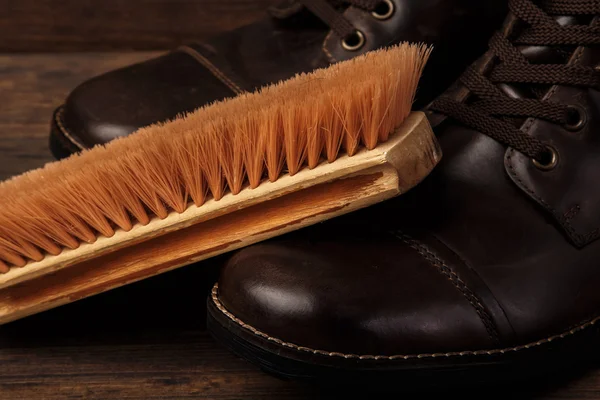 Cepillo y botas de cuero —  Fotos de Stock
